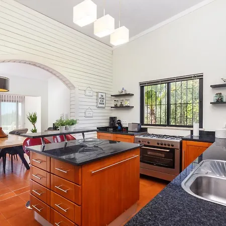 Villa Privilege Casa Da Videira With Swimming Pool, Quelfes -