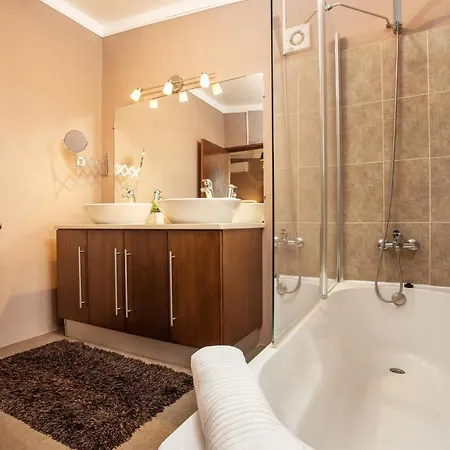 Privilege Casa Da Videira With Swimming Pool, Quelfes -