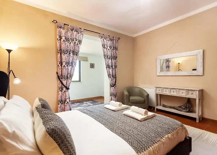 Privilege Casa Da Videira With Swimming Pool, Quelfes - Villa *