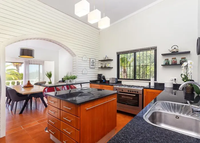 Villa Privilege Casa Da Videira With Swimming Pool, Quelfes -