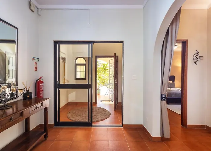 Privilege Casa Da Videira With Swimming Pool, Quelfes - Villa