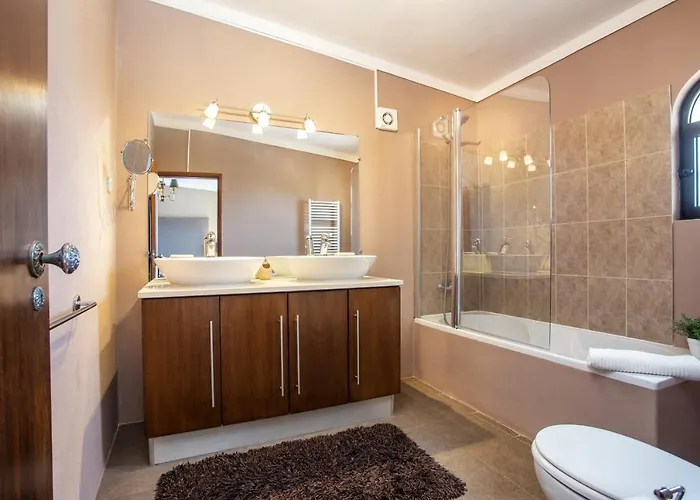 Privilege Casa Da Videira With Swimming Pool, Quelfes - *